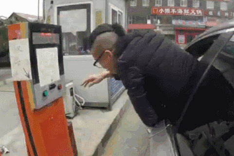 开车系了安全带也会被罚?老司机:系带不标准,不罚你罚谁?