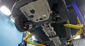 小型汽车脚垫(刚买了新车，发动机护板和底盘装甲有必要装吗？搞明白这些别被坑)