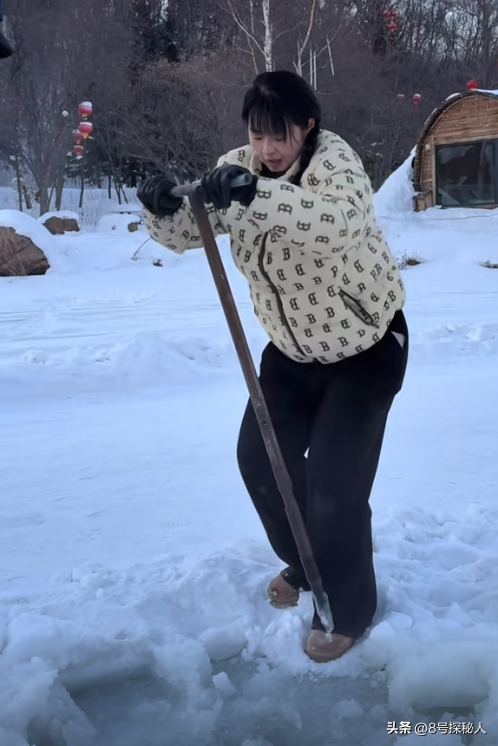 美女空姐裸辞回家养猪,年底俩月收入20万,一次意外却火出圈了!