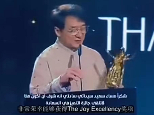 68岁成龙国外领奖人气高,与美女喝酒热聊笑开怀,女方身材太出众