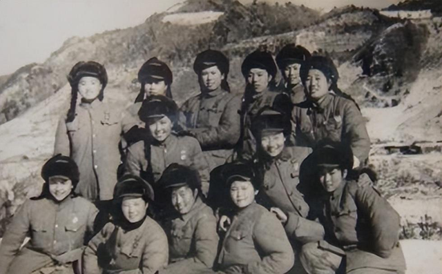 变态的纳粹德国,脱光犹太人女人衣服,集体屠杀!