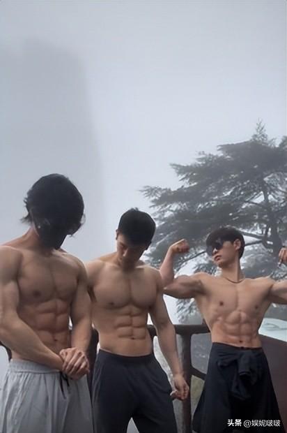 江西三清山肌肉帅哥抬轿,阿姨们笑得合不拢嘴,体育生就业新方向