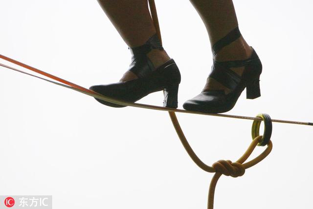 刺激!美女挑战高跟鞋走扁带 天门山绝技对决看呆众人