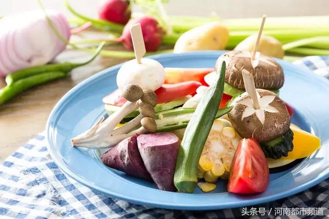 美女相亲归来,撩起裙子吓到崩溃:腿上几十个红疙瘩!