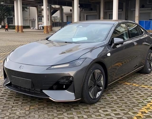 长安发布全新LOGO,还用在量产车上,网友:怎么越看越像雅迪?