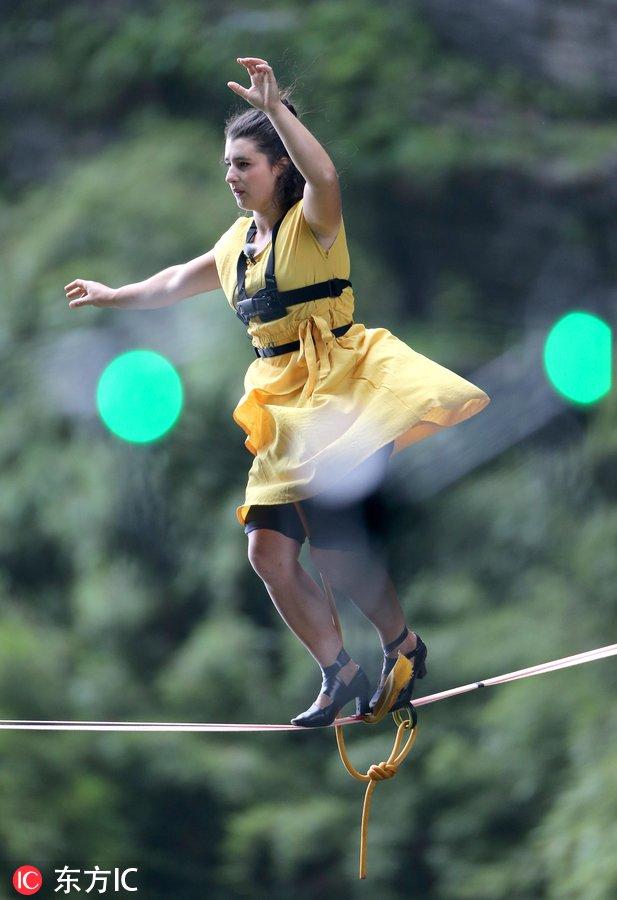 刺激!美女挑战高跟鞋走扁带 天门山绝技对决看呆众人