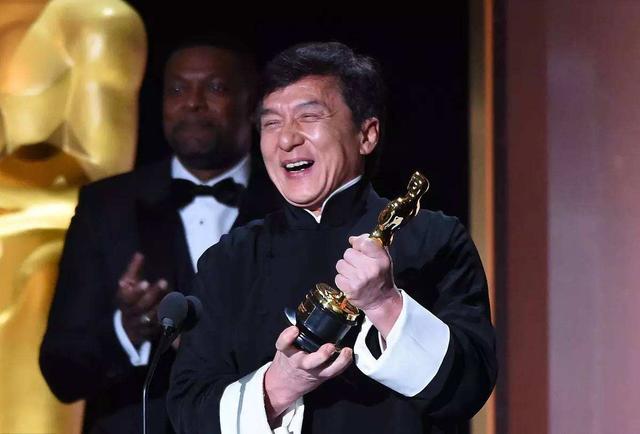 68岁成龙国外领奖人气高,与美女喝酒热聊笑开怀,女方身材太出众