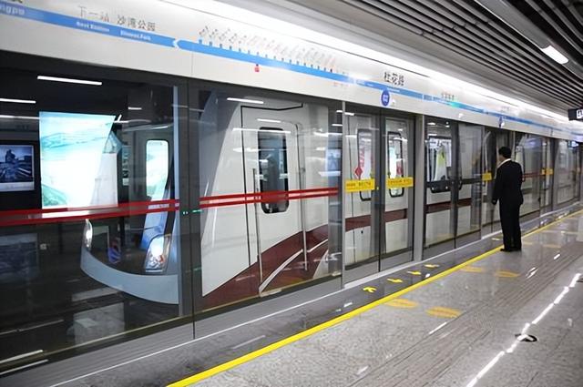 女子地铁内对小男孩跳不雅舞蹈,扭腰摆臀撩衣,小孩:无助又害怕