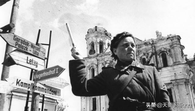 变态的纳粹德国,脱光犹太人女人衣服,集体屠杀!