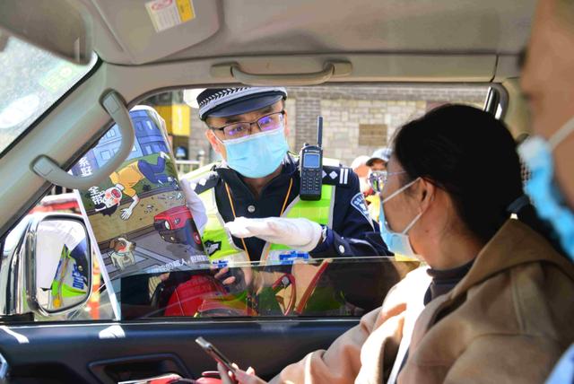 开车系了安全带也会被罚?老司机:系带不标准,不罚你罚谁?