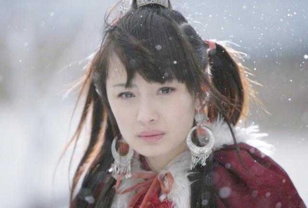 雪下的古装女神们,唐嫣白发美艳绝伦,杨幂呆滞,最后一个不想看