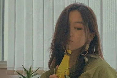 14岁李嫣秀逆天大长腿,超短裙长度引热议,身材和气质绝了