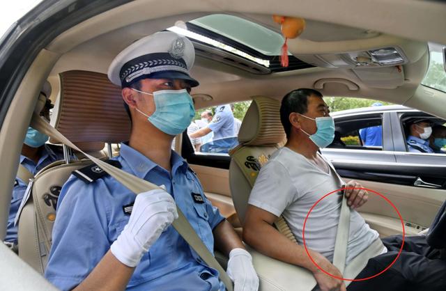 开车系了安全带也会被罚?老司机:系带不标准,不罚你罚谁?
