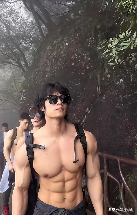 江西三清山肌肉帅哥抬轿,阿姨们笑得合不拢嘴,体育生就业新方向