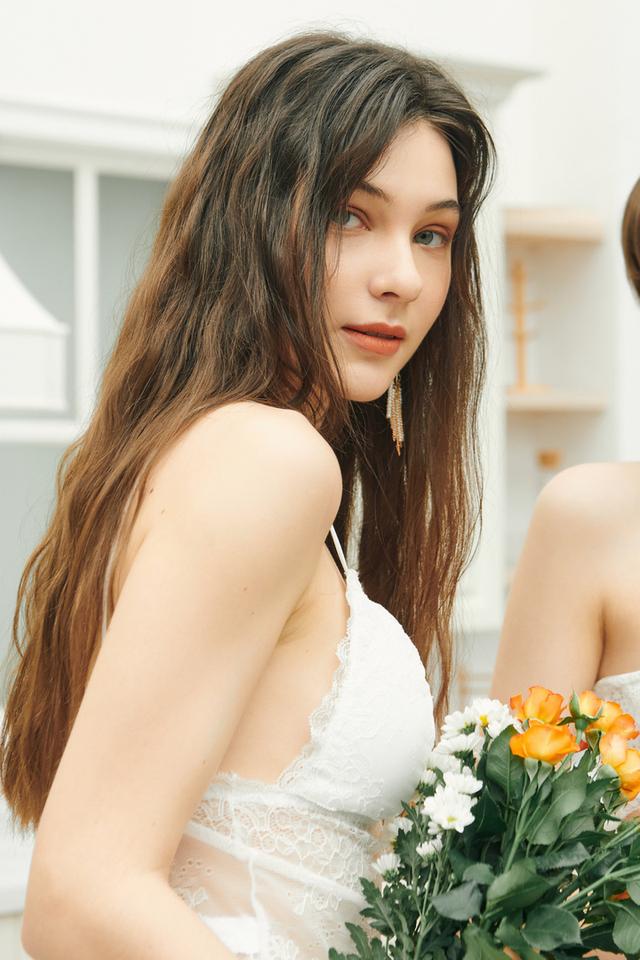 外国美女厨娘姐妹花,做饭的样子太撩人了