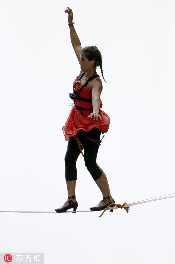 刺激!美女挑战高跟鞋走扁带 天门山绝技对决看呆众人