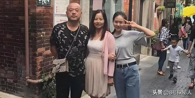 美女空姐裸辞回家养猪,年底俩月收入20万,一次意外却火出圈了!