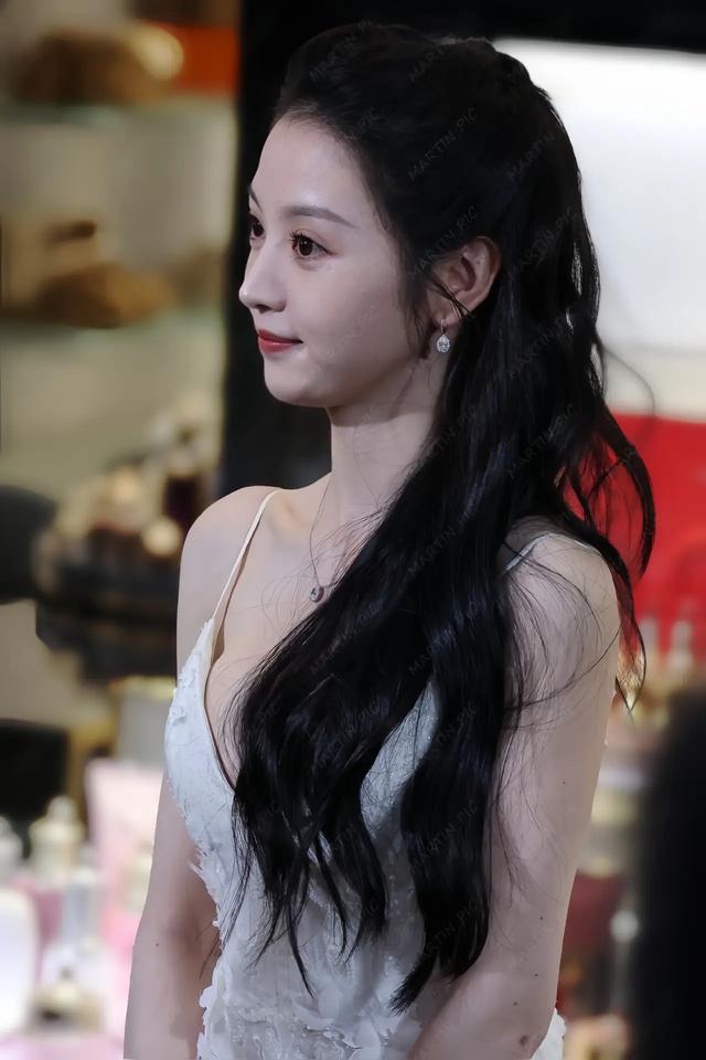 田曦薇“成都王府井”生图,仙女白裙又甜又嫩,满分身材真的惊艳