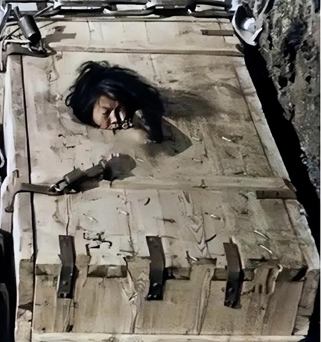 1913年,蒙古国的一个女子被剥光衣服,装进木箱,扔进了沙漠里