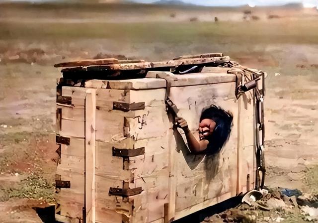 1913年,蒙古国的一个女子被剥光衣服,装进木箱,扔进了沙漠里