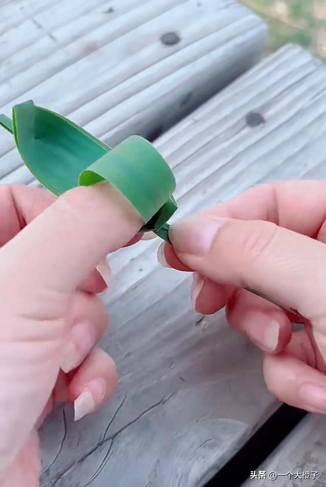 美女用芦苇叶折玩具,当她折好放水里之后,它竟然自己开走了!