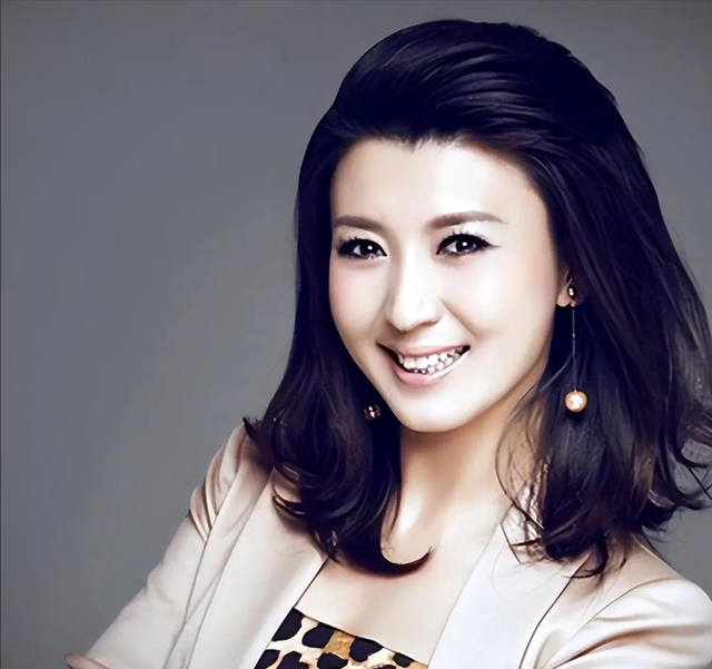 原来闫学晶的儿子就是他，也是演员，戏里戏外都是母子俩，没认出