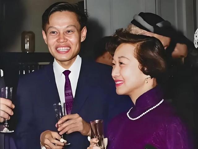 1971年，杨振宁和岳父杜聿明第一次见面的合影，他毕恭毕敬站一旁