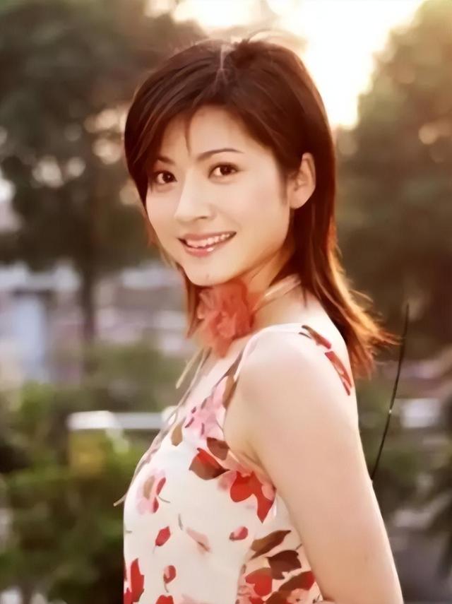 吉雪萍，14岁成名，29岁嫁入豪门生四个孩子，44岁丧女后看破人生