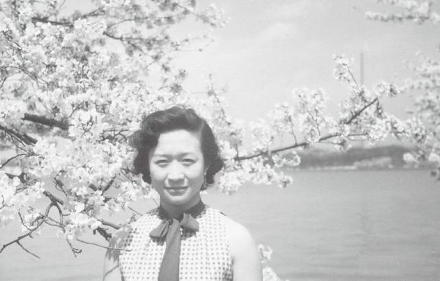 1971年，杨振宁和岳父杜聿明第一次见面的合影，他毕恭毕敬站一旁