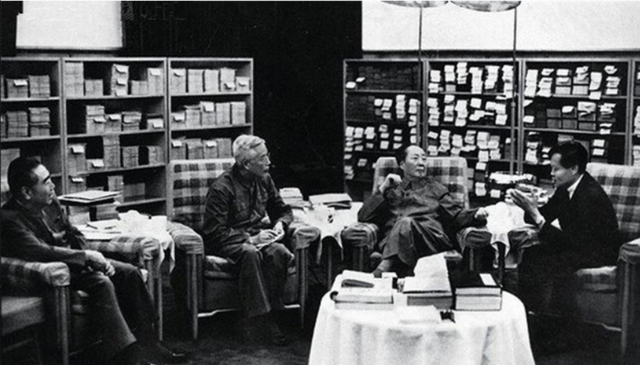 1971年，杨振宁和岳父杜聿明第一次见面的合影，他毕恭毕敬站一旁