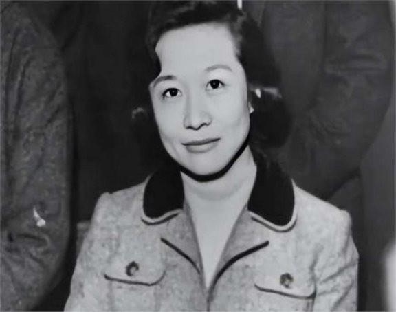 1971年，杨振宁和岳父杜聿明第一次见面的合影，他毕恭毕敬站一旁