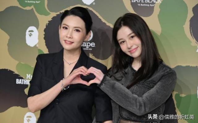 邱淑贞二女儿沈日随父母赴宴！越发漂亮时髦，身材尽得妈妈真传