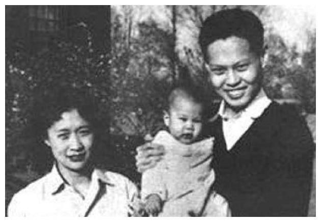 1971年，杨振宁和岳父杜聿明第一次见面的合影，他毕恭毕敬站一旁