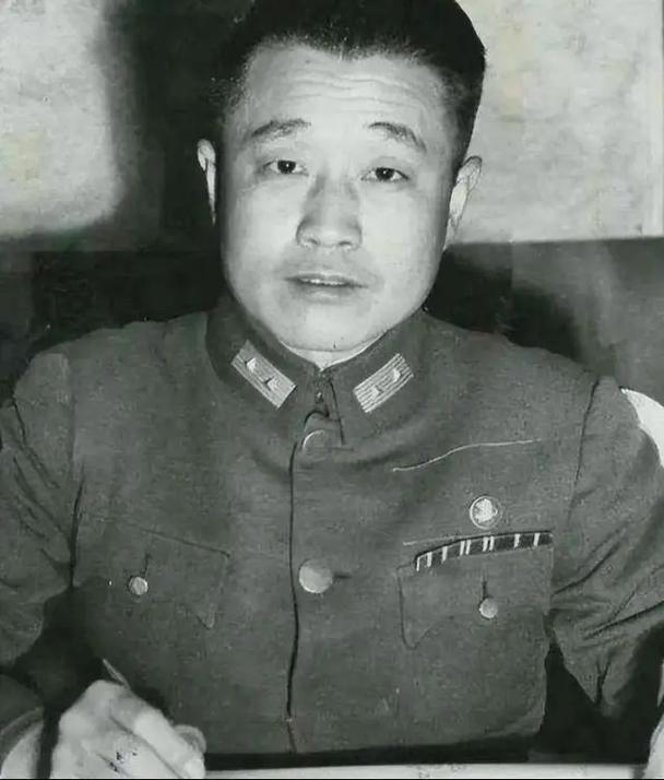 1971年，杨振宁和岳父杜聿明第一次见面的合影，他毕恭毕敬站一旁