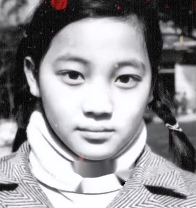 央视主持劳春燕：与丈夫分居16年，38岁高龄产子，今51岁知性端庄