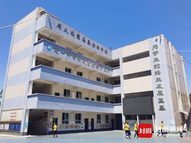 课间操上跳起羊皮鼓舞 一所乡镇小学的非遗传承实验