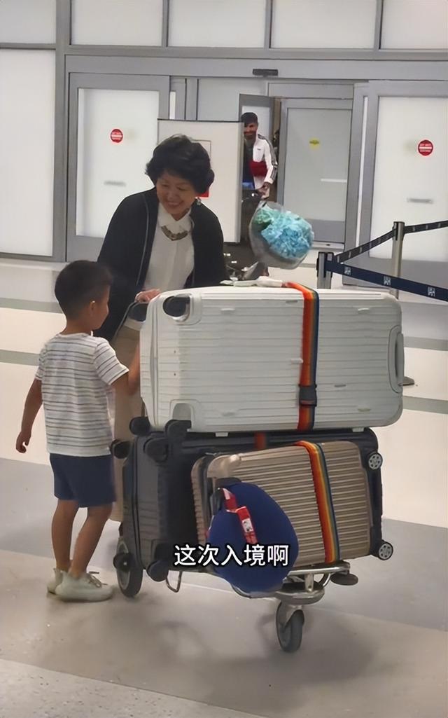 58岁天津妈妈赴美看女儿，三个月闪婚美国医生，孩子爸在国内苦等