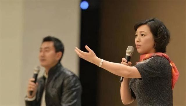 央视主持劳春燕：与丈夫分居16年，38岁高龄产子，今51岁知性端庄