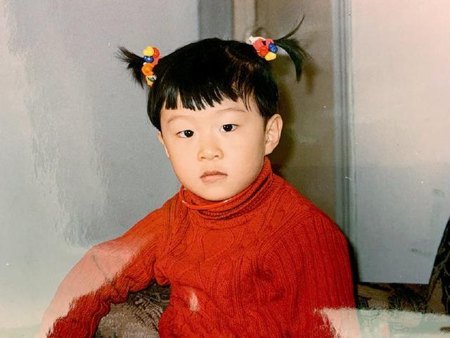 范丞丞童年照大曝光，胖嘟嘟像奶团子，剪西瓜头撞脸易烊千玺