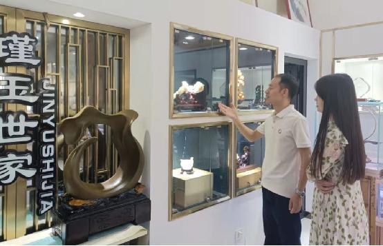 迎十四运展放中国国粹•校企联手弘扬东方艺术 西安市大雁塔旁的“瑾玉世家”崇尚历史文化传承祖辈智慧
