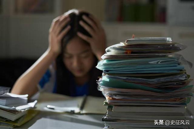 12年复读女孩考上一本跳江自杀，临终前留下遗言，下辈子别做我妈