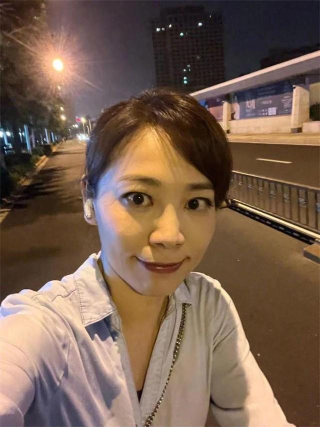 央视主持劳春燕：与丈夫分居16年，38岁高龄产子，今51岁知性端庄