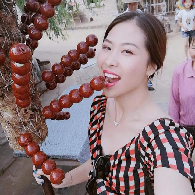 熟女气质 阳光美女 迷人微笑。年轻的成熟气息！