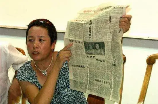 赵忠祥告别仪式当天饶颖却被网友痛骂，14年未发声的她无辜躺枪