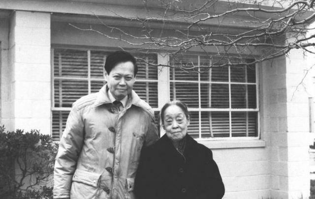 1971年，杨振宁和岳父杜聿明第一次见面的合影，他毕恭毕敬站一旁