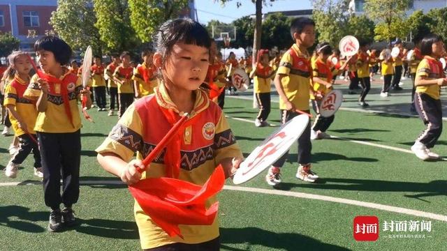 课间操上跳起羊皮鼓舞 一所乡镇小学的非遗传承实验