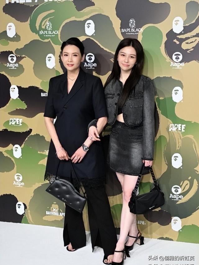 邱淑贞二女儿沈日随父母赴宴！越发漂亮时髦，身材尽得妈妈真传