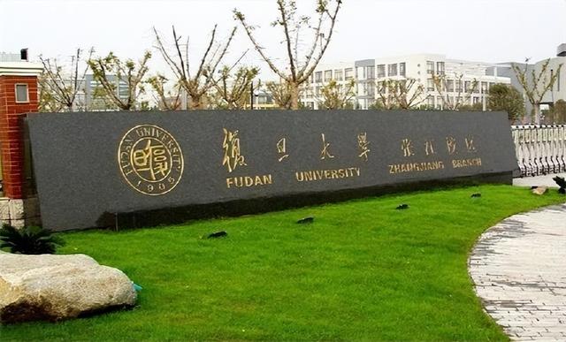 央视主持劳春燕：与丈夫分居16年，38岁高龄产子，今51岁知性端庄