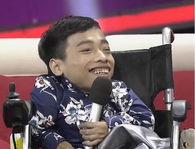 身高90厘米的李创利：白手起家攒3亿身家，娶1米7女秘书并生一子