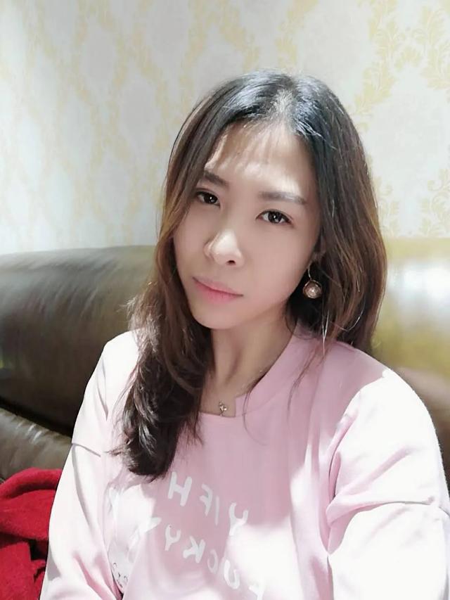 熟女气质 阳光美女 迷人微笑。年轻的成熟气息！